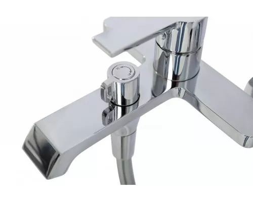 Смеситель для ванны и душа в комплекте с ручным душем, шлангом и держателем BelBagno AURORA-VASM-CRM