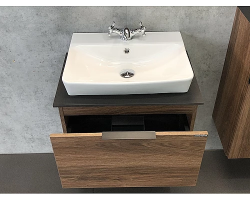 Купить Тумба с раковиной Comforty Штутгарт 60 00004151039 подвесная Дуб темно-коричневый Черная столешница в магазине сантехники Santeh-Crystal.ru