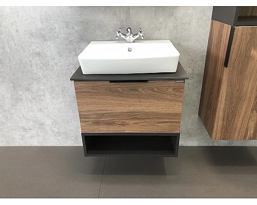 Купить Тумба с раковиной Comforty Штутгарт 60 00004151039 подвесная Дуб темно-коричневый Черная столешница в магазине сантехники Santeh-Crystal.ru