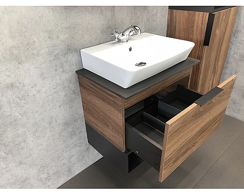 Купить Тумба с раковиной Comforty Штутгарт 60 00004151039 подвесная Дуб темно-коричневый Черная столешница в магазине сантехники Santeh-Crystal.ru