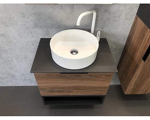 Купить Тумба с раковиной Comforty Штутгарт 60 00-00001698 подвесная Дуб темно-коричневый Черная столешница в магазине сантехники Santeh-Crystal.ru