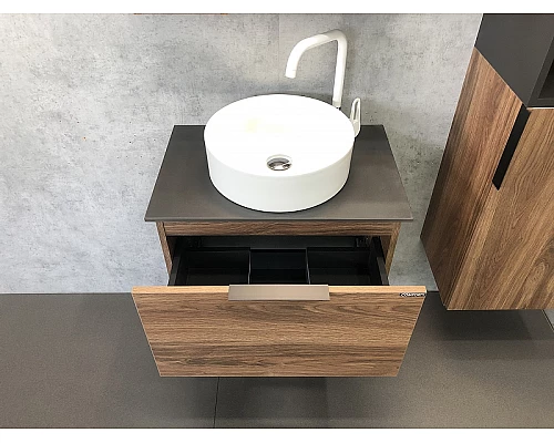 Купить Тумба с раковиной Comforty Штутгарт 60 00-00001698 подвесная Дуб темно-коричневый Черная столешница в магазине сантехники Santeh-Crystal.ru