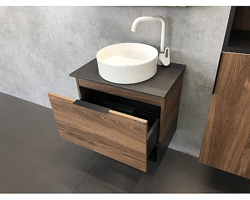 Купить Тумба с раковиной Comforty Штутгарт 60 00-00001698 подвесная Дуб темно-коричневый Черная столешница в магазине сантехники Santeh-Crystal.ru