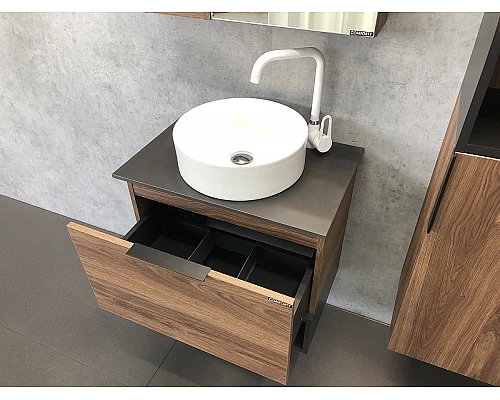 Купить Тумба с раковиной Comforty Штутгарт 60 00-00001698 подвесная Дуб темно-коричневый Черная столешница в магазине сантехники Santeh-Crystal.ru