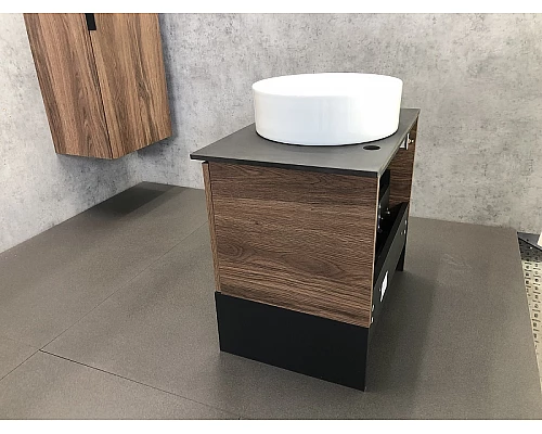 Купить Тумба с раковиной Comforty Штутгарт 60 00-00001698 подвесная Дуб темно-коричневый Черная столешница в магазине сантехники Santeh-Crystal.ru