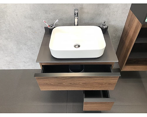 Заказать Тумба с раковиной Comforty Штутгарт 75 00-00001884 подвесная Дуб темно-коричневый Черная столешница в магазине сантехники Santeh-Crystal.ru