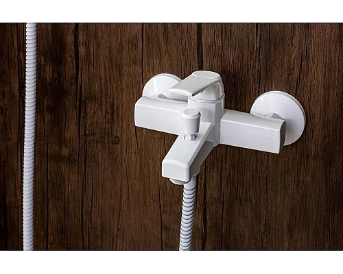 Заказать Смеситель для ванны Orange OneLife P02-100w Белый в магазине сантехники Santeh-Crystal.ru